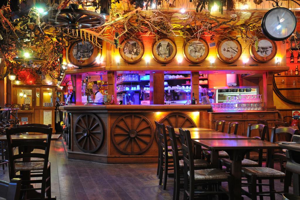 La Taverne Des Deux Augustins Étretat Exteriör bild